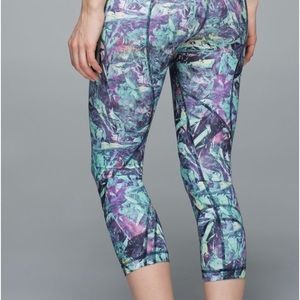 Lululemon size 8 Capri “Iridescent” RARE.